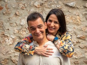 ΠΡΟΤΑΣΗ ΠΑΡΑΚΟΛΟΥΘΗΣΗΣ ΘΕΑΤΡΙΚΗΣ ΠΑΡΑΣΤΑΣΗΣ ΜΕ ΜΕΙΩΜΕΝΟ ΕΙΣΙΤΗΡΙΟ - «CHECK IN για 2» του Μάκη Τσούφη - με την Ιωάννα Πηλιχού και τον Κωνσταντίνο Καζάκο